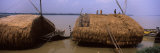 Huts at the Riverside, Hooghly River, Kolkata, West Bengal, India Lámina fotográfica por Panoramic Images Huts at the Riverside, Hooghly River, Kolkata, West Bengal, India Lámina fotográfica por Panoramic Images