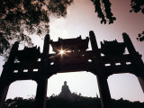 Tian Tan Buddhais Framed by a Chinese Gate at Ngong Ping Fotografie-Druck von Andrew Watson