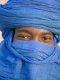 Timbuktu, the Eyes of a Tuareg Man in His Blue Turban at Timbuktu, Mali Photographie par Nigel Pavitt