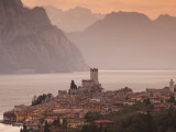Veneto, Lake District, Lake Garda, Malcesine, Aerial Town View, Italy Photographie par Walter Bibikow