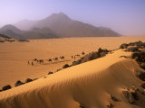 Tenere Desert, Camel Caravan Travelling Through the Air Mountains and Tenere Desert, Niger Fotografie-Druck von Paul Harris