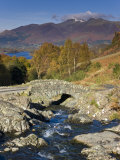 Ashness Bridge and Skiddaw Mountain Range, Lake District, Cumbria, England Lámina fotográfica por Gavin Hellier
