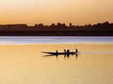 Mopti, at Sunset, a Boatman in a Pirogue Ferries Passengers across the Niger River to Mopti, Mali Fotografie-Druck von Nigel Pavitt