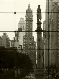 New York City, Manhattan, Statue of Christopher Columbus in Columbus Circle Viewed Through a Glass  Photographie par Gavin Hellier
