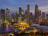 Singapore, Singapore Skyline Financial District Illuminated at Dusk, Asia Lámina fotográfica por Gavin Hellier