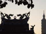 Chinese Temple Taipei 101 Highest Building in the World Lámina fotográfica por Christian Kober