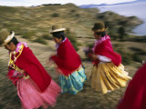 Aymara Women Dance and Spin in Festival of San Andres Celebration, Isla Del Sol, Bolivia Lámina fotográfica por Andrew Watson
