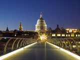 St Pauls Cathedral Seen across the Millennium Bridge Photographie par Julian Love
