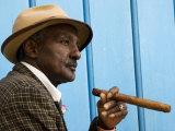 Havana, Cuban Man, Plaza De La Catedral, Havana, Cuba Fotografie-Druck von Paul Harris