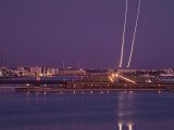 London, Newham, Royal Victoria Docks, London City Airport, Plane Taking Off at Night, England Lámina fotográfica por Jane Sweeney