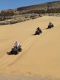 Tourists Set Out on Quad Bikes to Explore Magnificent Desert Scenery of Hartmann's Valley, Nambia Fotografisk tryk af Nigel Pavitt Tourists Set Out on Quad Bikes to Explore Magnificent Desert Scenery of Hartmann's Valley, Nambia Fotografisk tryk af Nigel Pavitt