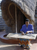 Rwandan Girl Makes Finely Decorated Screen to Partition the Interior of Traditional Thatched House Lámina fotográfica por Nigel Pavitt Rwandan Girl Makes Finely Decorated Screen to Partition the Interior of Traditional Thatched House Lámina fotográfica por Nigel Pavitt
