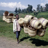 Man Carries Traditional Split-Bamboo Baskets to Sell at Kisoro Market, Southwest Uganda Photographie par Nigel Pavitt