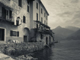 Lombardy, Lakes Region, Lake Como, Santa Maria Rezzonico, Lakeside Houses, Italy Impressão fotográfica por Walter Bibikow Lombardy, Lakes Region, Lake Como, Santa Maria Rezzonico, Lakeside Houses, Italy Impressão fotográfica por Walter Bibikow