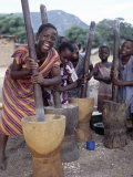 Cheerful Young Girls Pound Corn Outside Families' Homes Near Monkey Bay, South End of Lake Malawi Fotografisk tryk af Nigel Pavitt Cheerful Young Girls Pound Corn Outside Families' Homes Near Monkey Bay, South End of Lake Malawi Fotografisk tryk af Nigel Pavitt