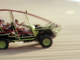 Andrew Watson - Dune Buggy Speeds Tourists Acoss Through the Sand Dunes Near Huacachina, in Southern Peru Fotografická reprodukce Andrew Watson - Dune Buggy Speeds Tourists Acoss Through the Sand Dunes Near Huacachina, in Southern Peru Fotografická reprodukce
