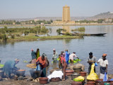 Bamako, Dyeing and Rinsing Cotton Cloth on the Bank of the Niger River Near Bamako, Mali Photographie par Nigel Pavitt