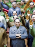 Hong Kong, Chinese Chariman Mao Souvenirs for Sale in Hong Kong Street Market, China Póster por Mark Hannaford Hong Kong, Chinese Chariman Mao Souvenirs for Sale in Hong Kong Street Market, China Póster por Mark Hannaford
