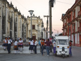 Leon, Schoolchildren Sitting on Wall of Leon Cathedral, known as Basilicade La Asuncion, Nicaragua Photographie par Jane Sweeney