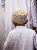 Boy Follows His Father Through the Crowds Outside the Sayyida Ruqayya Mosque, Damsacus, Syria Photographie par Julian Love