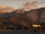 Rio Negro Province, Lake District, Llao Llao, Hotel Llao Llao and Lake Nahuel Huapi, Argentina Lámina fotográfica por Walter Bibikow Rio Negro Province, Lake District, Llao Llao, Hotel Llao Llao and Lake Nahuel Huapi, Argentina Lámina fotográfica por Walter Bibikow
