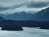 Rio Negro Province, Lake District, Hotel Llao Llao and Lake Nahuel Huapi, Dusk, Argentina Lámina fotográfica por Walter Bibikow Rio Negro Province, Lake District, Hotel Llao Llao and Lake Nahuel Huapi, Dusk, Argentina Lámina fotográfica por Walter Bibikow