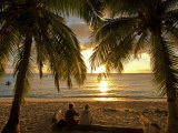 South Pacific, Fiji, Kadavu, Conservation Volunteers Watching the Sunset Fotografisk tryk af Paul Harris South Pacific, Fiji, Kadavu, Conservation Volunteers Watching the Sunset Fotografisk tryk af Paul Harris