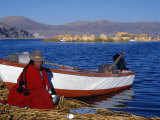 Indian Woman from the Uros or Floating Reed Islands of Lake Titicaca, Washes Her Pans in the Water Lámina fotográfica por John Warburton-lee Indian Woman from the Uros or Floating Reed Islands of Lake Titicaca, Washes Her Pans in the Water Lámina fotográfica por John Warburton-lee