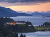 Rio Negro Province, Lake District, Hotel Llao Llao and Lake Nahuel Huapi, Dusk, Argentina Lámina fotográfica por Walter Bibikow Rio Negro Province, Lake District, Hotel Llao Llao and Lake Nahuel Huapi, Dusk, Argentina Lámina fotográfica por Walter Bibikow