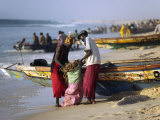 Mauritania, Nouakchott Fishermen Unload Gear from Boats Returning to Shore at Plage Des Pecheurs Fotografisk tryk af Andrew Watson Mauritania, Nouakchott Fishermen Unload Gear from Boats Returning to Shore at Plage Des Pecheurs Fotografisk tryk af Andrew Watson