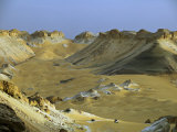 Two 4X4S Descend from the Escarpment on the Approach to Dakhla Oasis in the Western Desert, Egypt Photographie par Julian Love