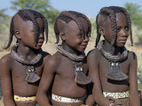 Three Young Girls, their Bodies Lightly Smeared with Red Ochre Mixture, Namibia Fotografie-Druck von Nigel Pavitt