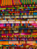 New Mexico, Santa Fe, Colourful Clothes, USA Fotografisk tryk af Alan Copson New Mexico, Santa Fe, Colourful Clothes, USA Fotografisk tryk af Alan Copson