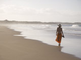 Young Woman on Tofo Beach Near Inhambane in Southern Mozambique Fotografisk tryk af Julian Love Young Woman on Tofo Beach Near Inhambane in Southern Mozambique Fotografisk tryk af Julian Love