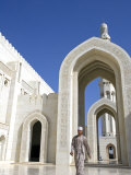 Muscat, the Grand Mosquea Is a Magnificent Example of Modern Islamic Architecture, Oman Lámina fotográfica por Mark Hannaford Muscat, the Grand Mosquea Is a Magnificent Example of Modern Islamic Architecture, Oman Lámina fotográfica por Mark Hannaford
