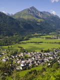 Village D'Aucun and Arrens-Marsous, Hautes-Pyrenees, Midi-Pyrenees, France Lámina fotográfica por Doug Pearson Village D'Aucun and Arrens-Marsous, Hautes-Pyrenees, Midi-Pyrenees, France Lámina fotográfica por Doug Pearson