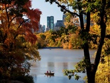 New York City, Manhattan, Central Park and the Grand Buildings across the Lake in Autumn, USA Photographie par Gavin Hellier