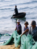 Carrying Fishing Nets Up the Beach after the Day's Work Photographie par Paul Harris
