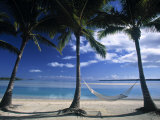 Palms and Hammock, Akitua Motu, Aitutaki, Cook Islands Photographie par Walter Bibikow