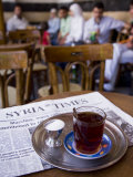 Drinking Tea in the Famous Al Nawfara Cafe in Old Damascus, Syria 写真プリント - Julian Love