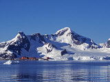 Paradise Harbour, the Chilean Base in Paradise Harbour on Antarctic Peninsula, Antarctica Lámina fotográfica por Mark Hannaford