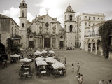 Havana, Cafe in Plaza De La Catedral, Havana, Cuba 写真プリント - ポール・ハリス