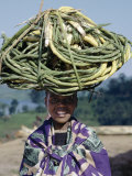 Young Girl Carries Coils of Green 'Rope' to Market Balanced on Her Head Fotografie-Druck von Nigel Pavitt