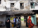 The Narrow Streets of Lamu Town, Lamu, Kenya, East Africa, Africa Photographie par Andrew Mcconnell