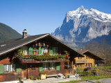 Traditional Houses, Wetterhorn and Grindelwald, Berner Oberland, Switzerland Photographie par Doug Pearson