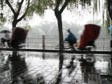 Beijing, Beijing Hutong in the Rain, China Fotografisk trykk av David Bank