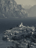Veneto, Lake District, Lake Garda, Malcesine, Aerial Town View, Italy Fotografisk trykk av Walter Bibikow