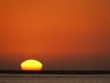 Sunset over Walvis Bay Lagoon, Namibia, Africa Photographie par Ann & Steve Toon