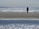 Two of the 100 Men of Another Place, also known as the Iron Men, Tatues by Antony Gormley Photographie par Ethel Davies