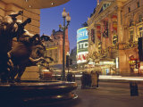 Statue of Horses Outside the Sogo Japanese Department Store in Piccadilly, London Fotografisk trykk av Nigel Blythe Statue of Horses Outside the Sogo Japanese Department Store in Piccadilly, London Fotografisk trykk av Nigel Blythe